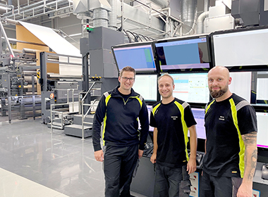 Kjeld Bollmann, Alexander Seil und Marco Schmidt vor der Digitaldruckanlage.