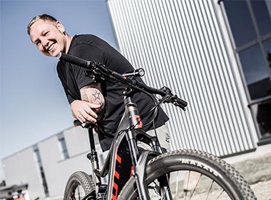 Christiansen Print Mitarbeiter Patrick Trojahn mit seinem geleasten Fahrrad.