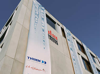 Des bannières à impression numérique décorent les bâtiments de l’établissement d’enseignement supérieur à Stuttgart